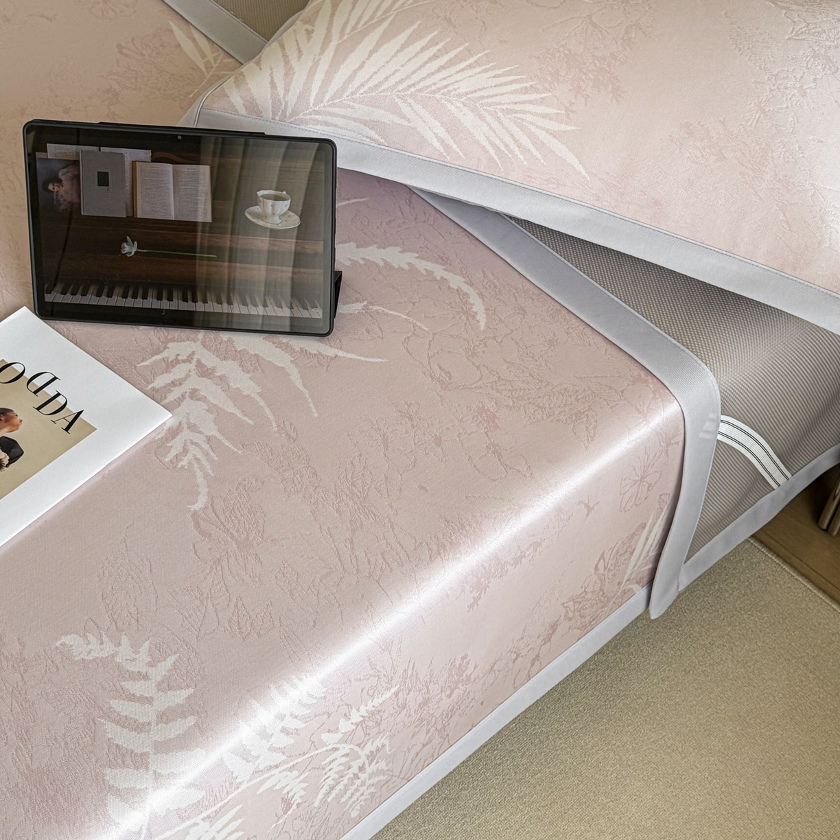 91家纺网 家纺一手货源 找家纺 倾慕家纺 2026新款PE50提花凉感冰丝凉席 叶繁粉