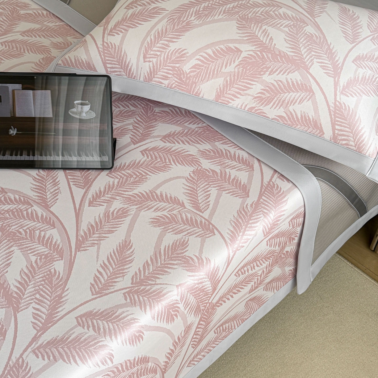 91家纺网 家纺一手货源 找家纺 倾慕家纺 2026新款PE50提花凉感冰丝凉席 针叶粉