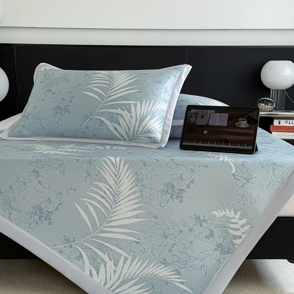 91家纺网 家纺一手货源 找家纺 倾慕家纺 2026新款PE50提花凉感冰丝凉席 叶繁蓝