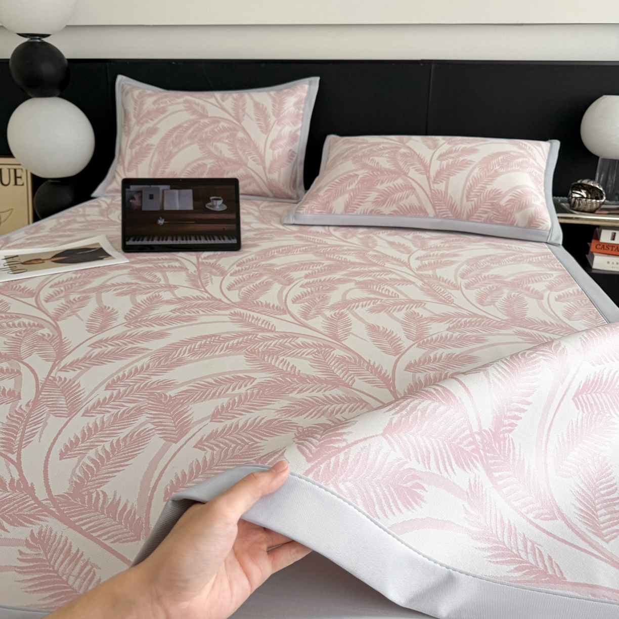 91家纺网 家纺一手货源 找家纺 倾慕家纺 2026新款PE50提花凉感冰丝凉席 针叶粉