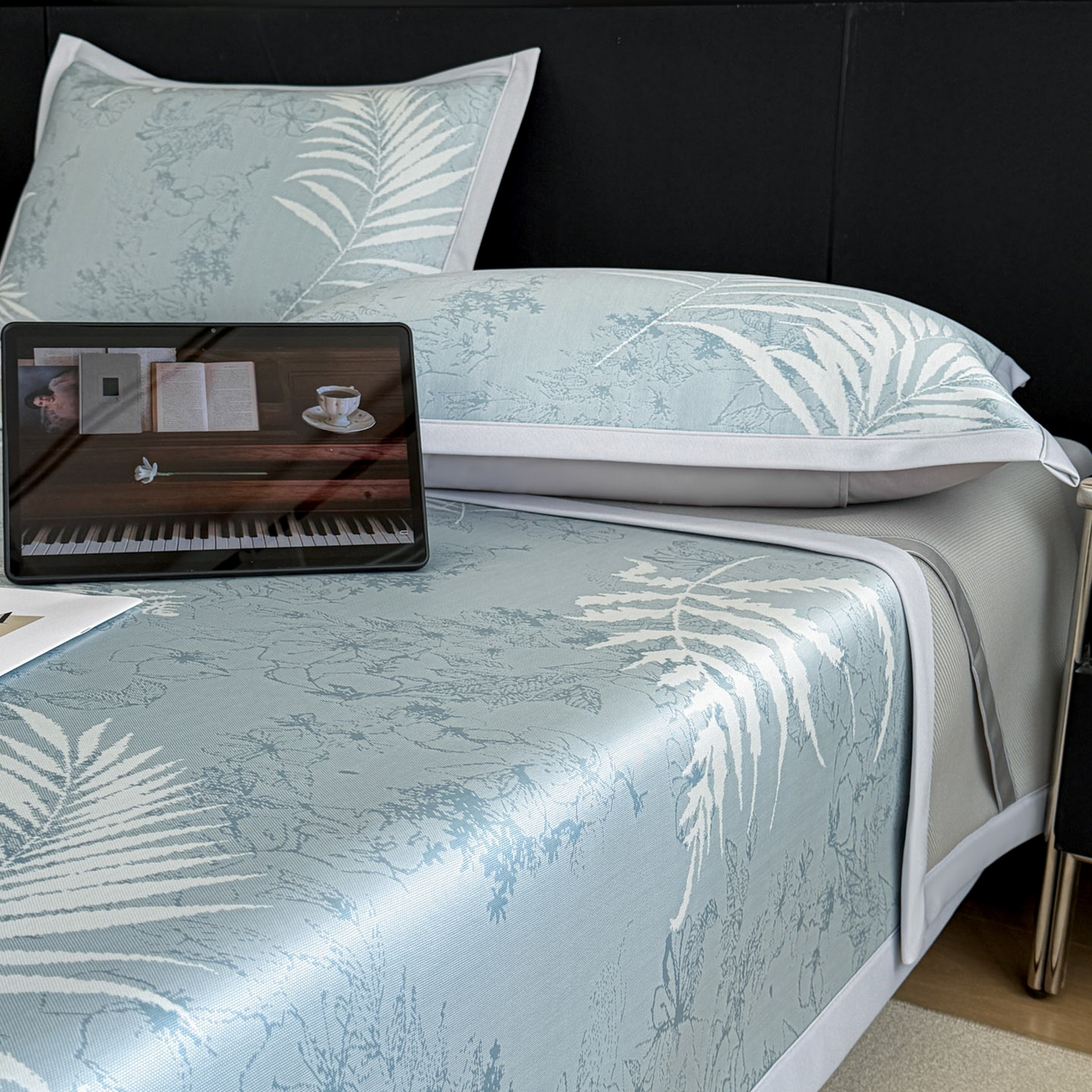 91家纺网 家纺一手货源 找家纺 倾慕家纺 2026新款PE50提花凉感冰丝凉席 叶繁蓝