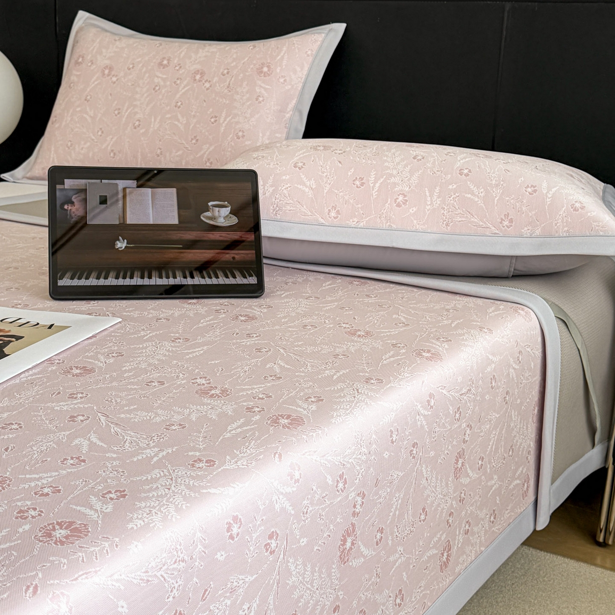 91家纺网 家纺一手货源 找家纺 倾慕家纺 2026新款PE50提花凉感冰丝凉席 花星点点粉