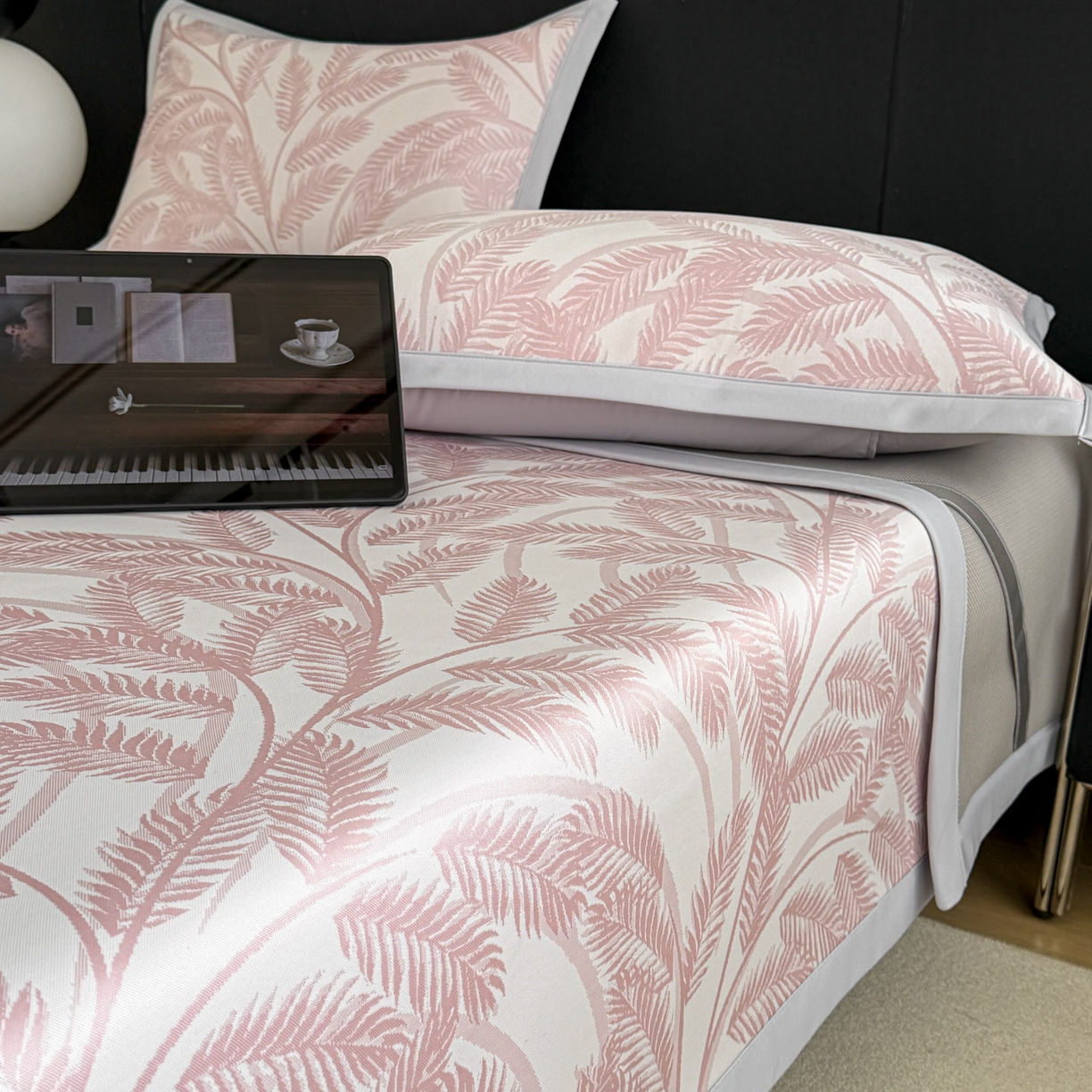 91家纺网 家纺一手货源 找家纺 倾慕家纺 2026新款PE50提花凉感冰丝凉席 针叶粉