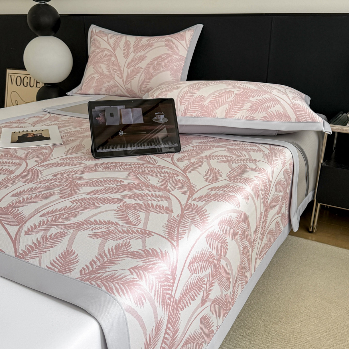 91家纺网 家纺一手货源 找家纺 倾慕家纺 2026新款PE50提花凉感冰丝凉席 针叶粉