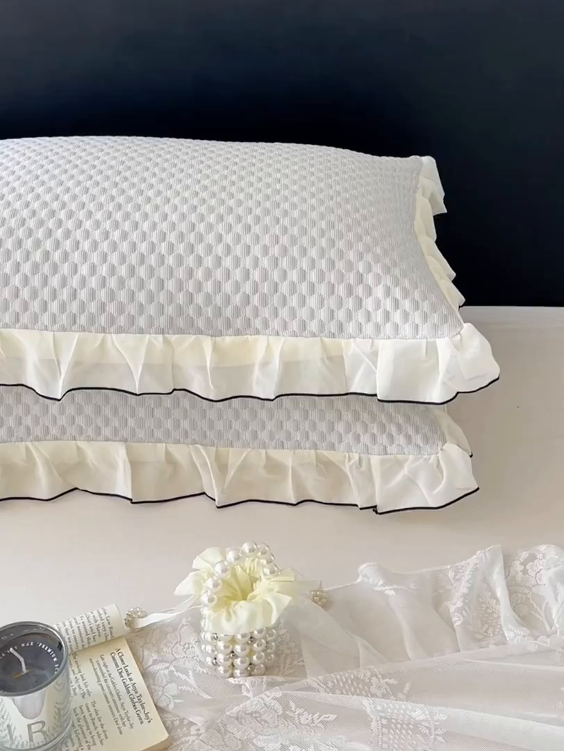 91家纺网 家纺一手货源 找家纺 （总）圣比熊 2026新款A类凉感冰豆豆凉席花边冰丝枕套情侣双人1.8m枕头套加长枕芯套