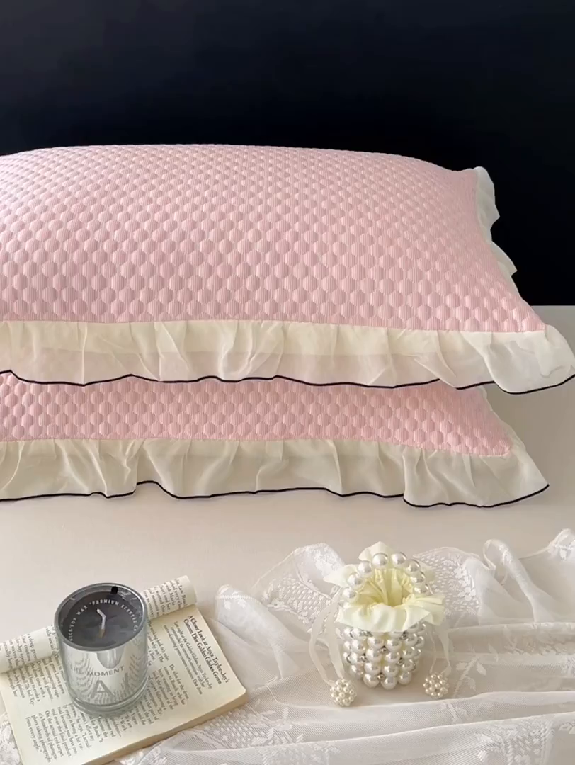 91家纺网 家纺一手货源 找家纺 圣比熊 2026新款A类凉感冰豆豆凉席花边冰丝枕套情侣双人1.8m枕头套加长枕芯套 凉豆豆-仙气粉