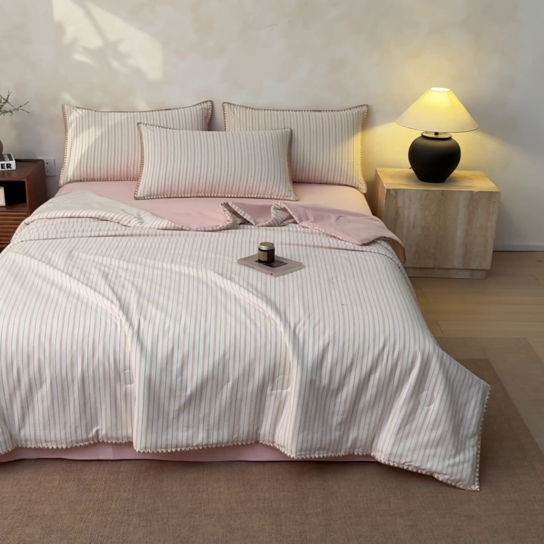 91家纺网 家纺一手货源 找家纺 如一 2026新款全棉色织水洗棉条纹三角针夏被四件套 晨曦粉