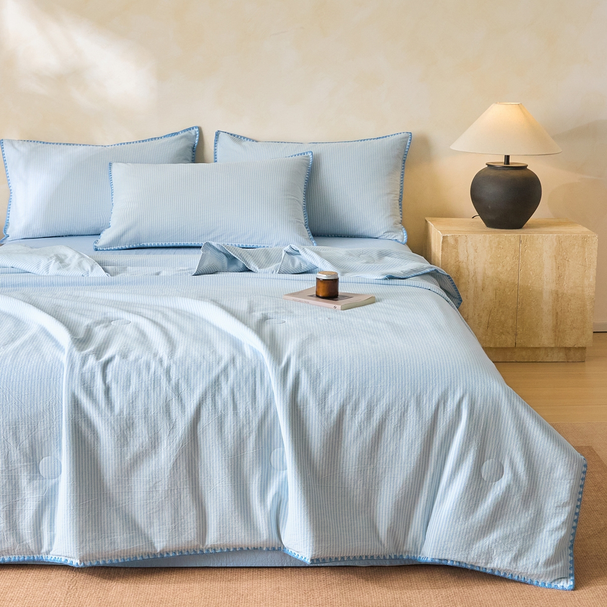 91家纺网 家纺一手货源 找家纺 如一 2026新款全棉色织水洗棉条纹三角针夏被四件套 海岸蓝