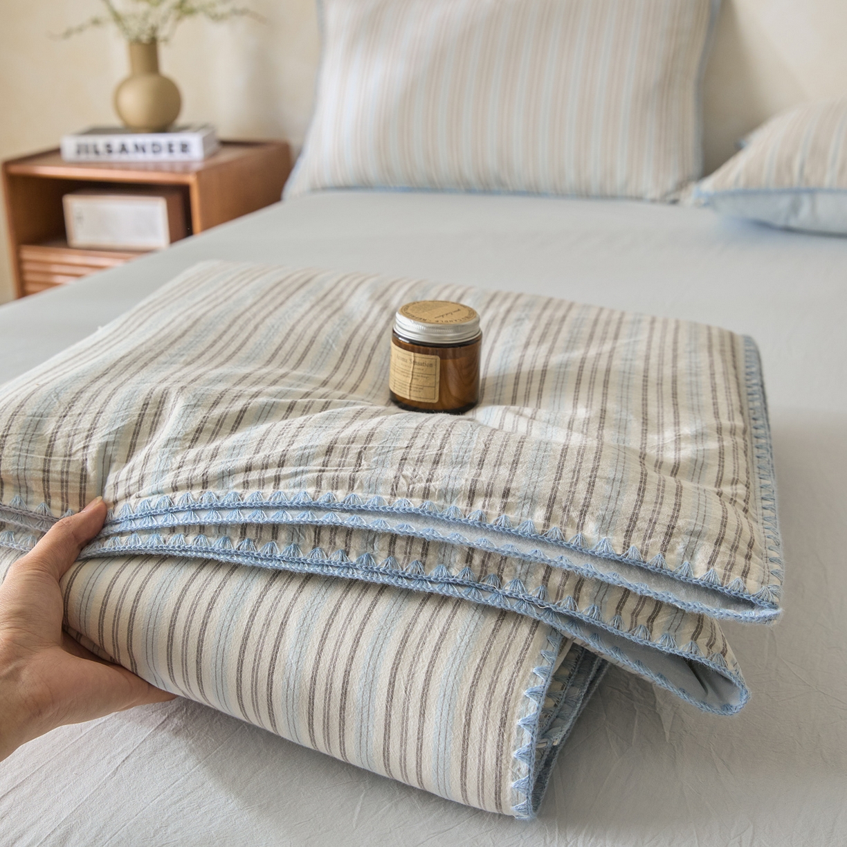 91家纺网 家纺一手货源 找家纺 如一 2026新款全棉色织水洗棉条纹三角针夏被四件套 乐谱蓝