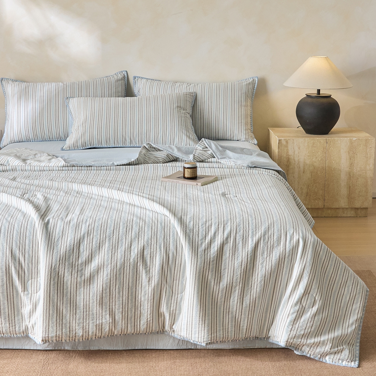 91家纺网 家纺一手货源 找家纺 如一 2026新款全棉色织水洗棉条纹三角针夏被四件套 乐谱蓝