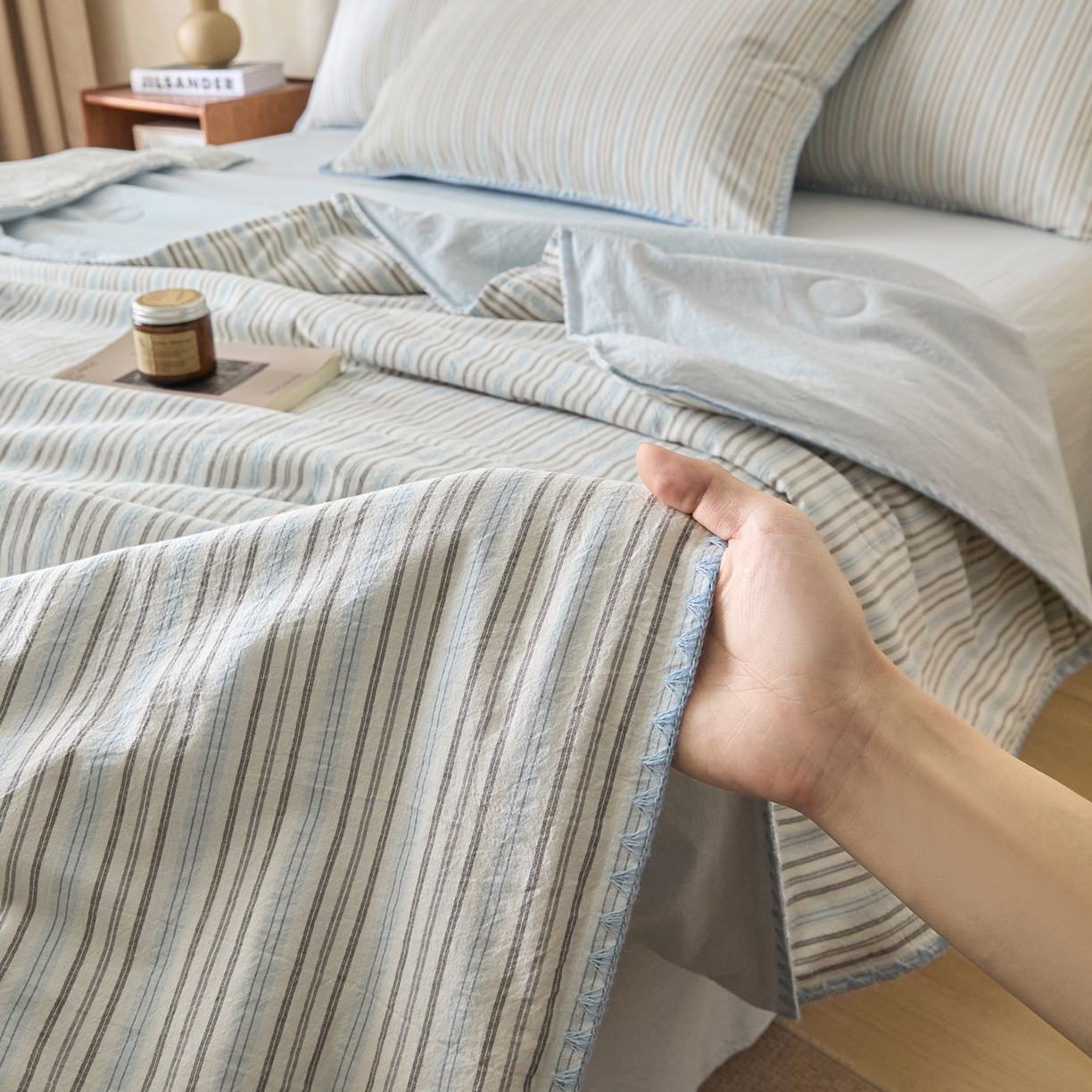 91家纺网 家纺一手货源 找家纺 如一 2026新款全棉色织水洗棉条纹三角针夏被四件套 乐谱蓝