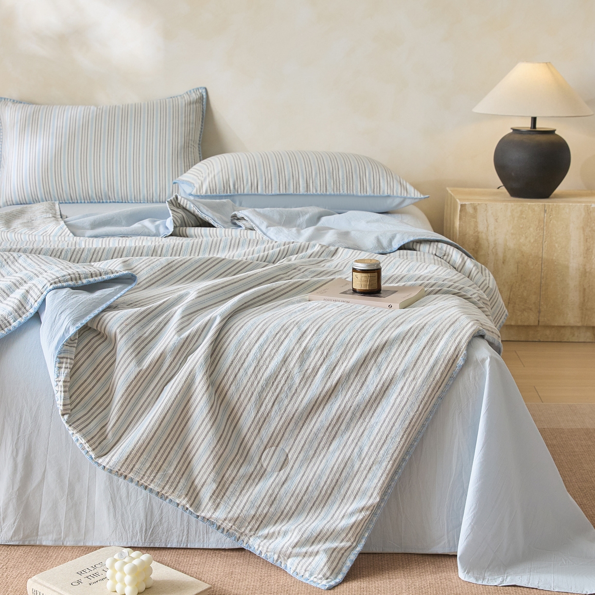 91家纺网 家纺一手货源 找家纺 如一 2026新款全棉色织水洗棉条纹三角针夏被四件套 乐谱蓝