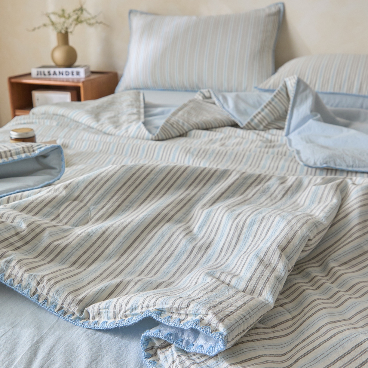 91家纺网 家纺一手货源 找家纺 如一 2026新款全棉色织水洗棉条纹三角针夏被四件套 乐谱蓝