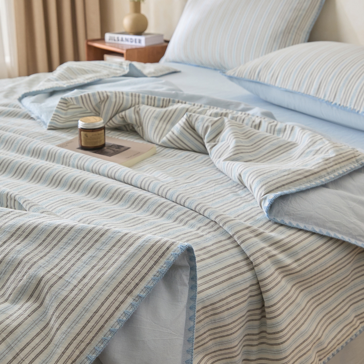 91家纺网 家纺一手货源 找家纺 如一 2026新款全棉色织水洗棉条纹三角针夏被四件套 乐谱蓝