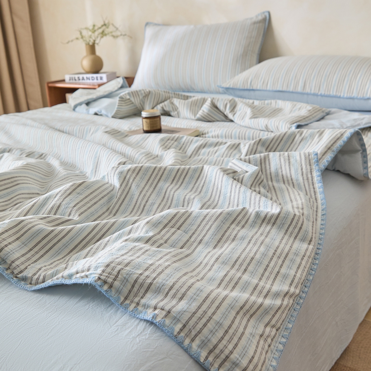 91家纺网 家纺一手货源 找家纺 如一 2026新款全棉色织水洗棉条纹三角针夏被四件套 乐谱蓝