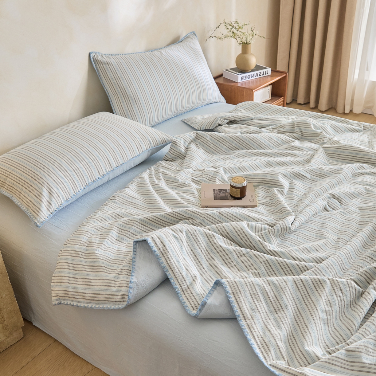 91家纺网 家纺一手货源 找家纺 如一 2026新款全棉色织水洗棉条纹三角针夏被四件套 乐谱蓝