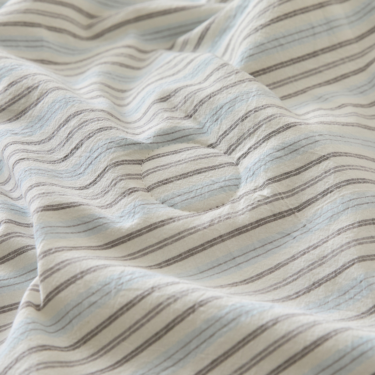 91家纺网 家纺一手货源 找家纺 如一 2026新款全棉色织水洗棉条纹三角针夏被四件套 乐谱蓝