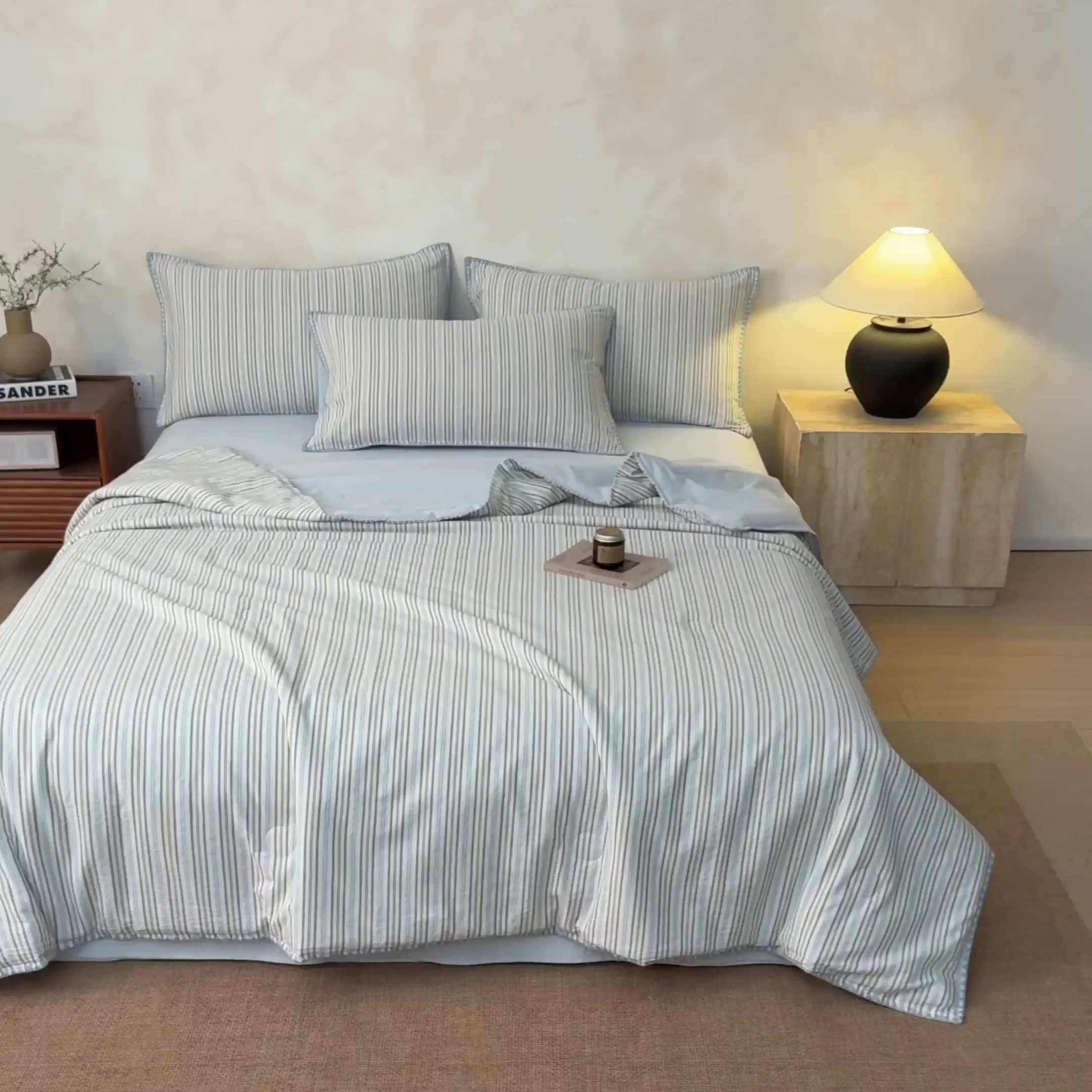 91家纺网 家纺一手货源 找家纺 如一 2026新款全棉色织水洗棉条纹三角针夏被四件套 乐谱蓝