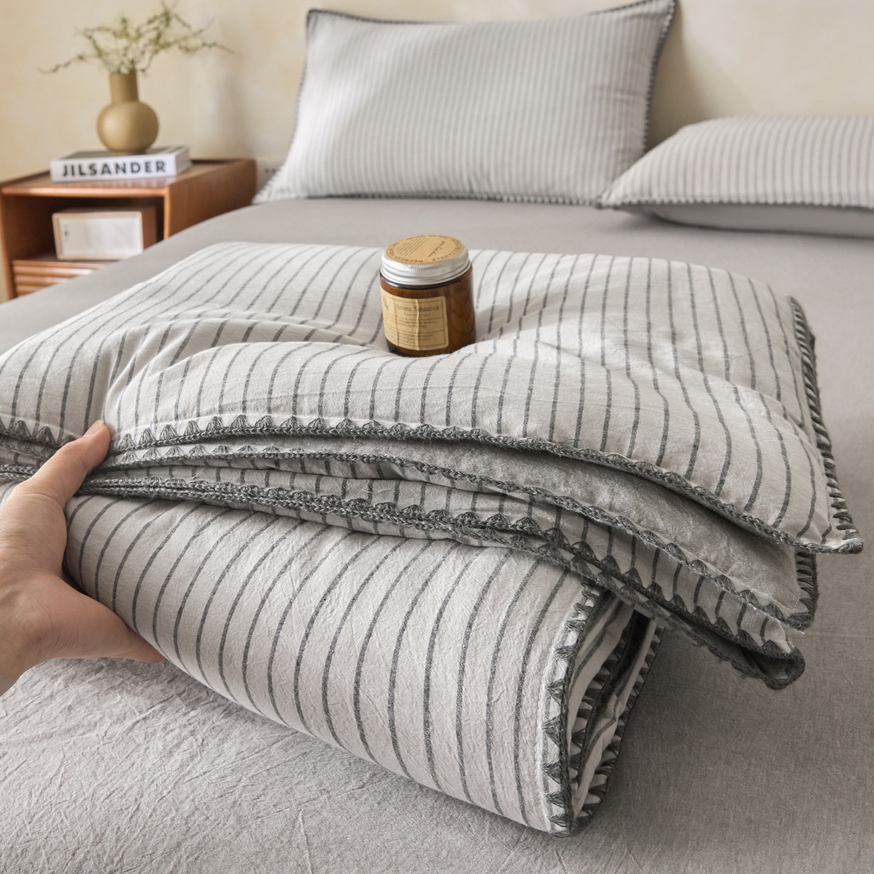 91家纺网 家纺一手货源 找家纺 如一 2026新款全棉色织水洗棉条纹三角针夏被四件套 晴空灰