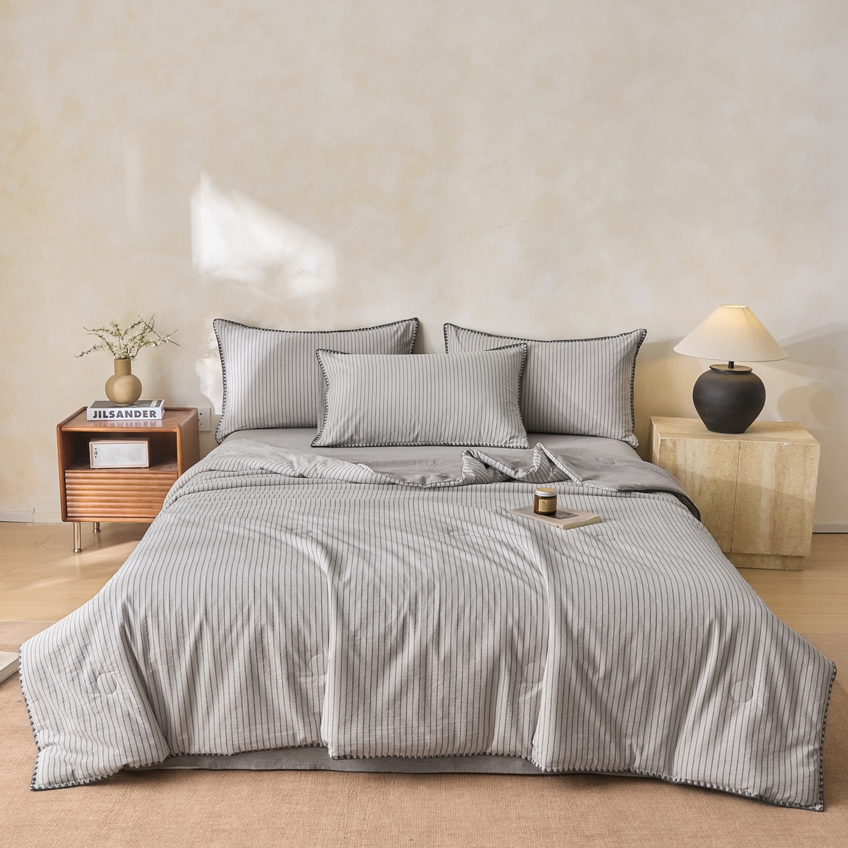 91家纺网 家纺一手货源 找家纺 如一 2026新款全棉色织水洗棉条纹三角针夏被四件套 晴空灰