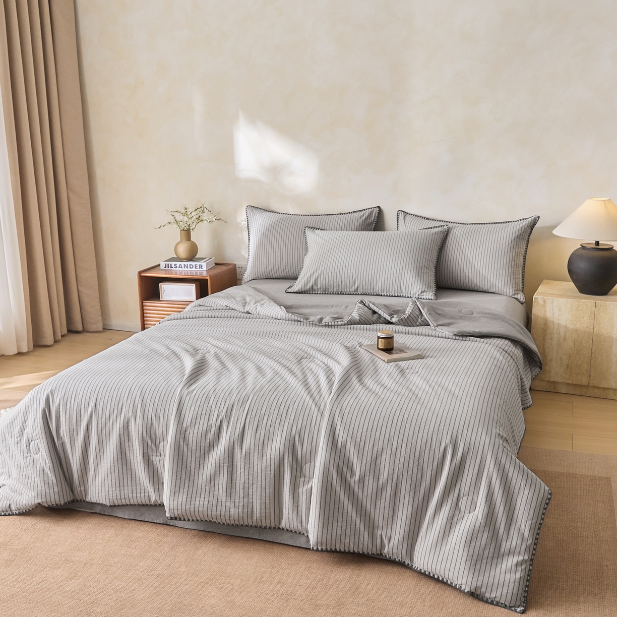 91家纺网 家纺一手货源 找家纺 如一 2026新款全棉色织水洗棉条纹三角针夏被四件套 晴空灰