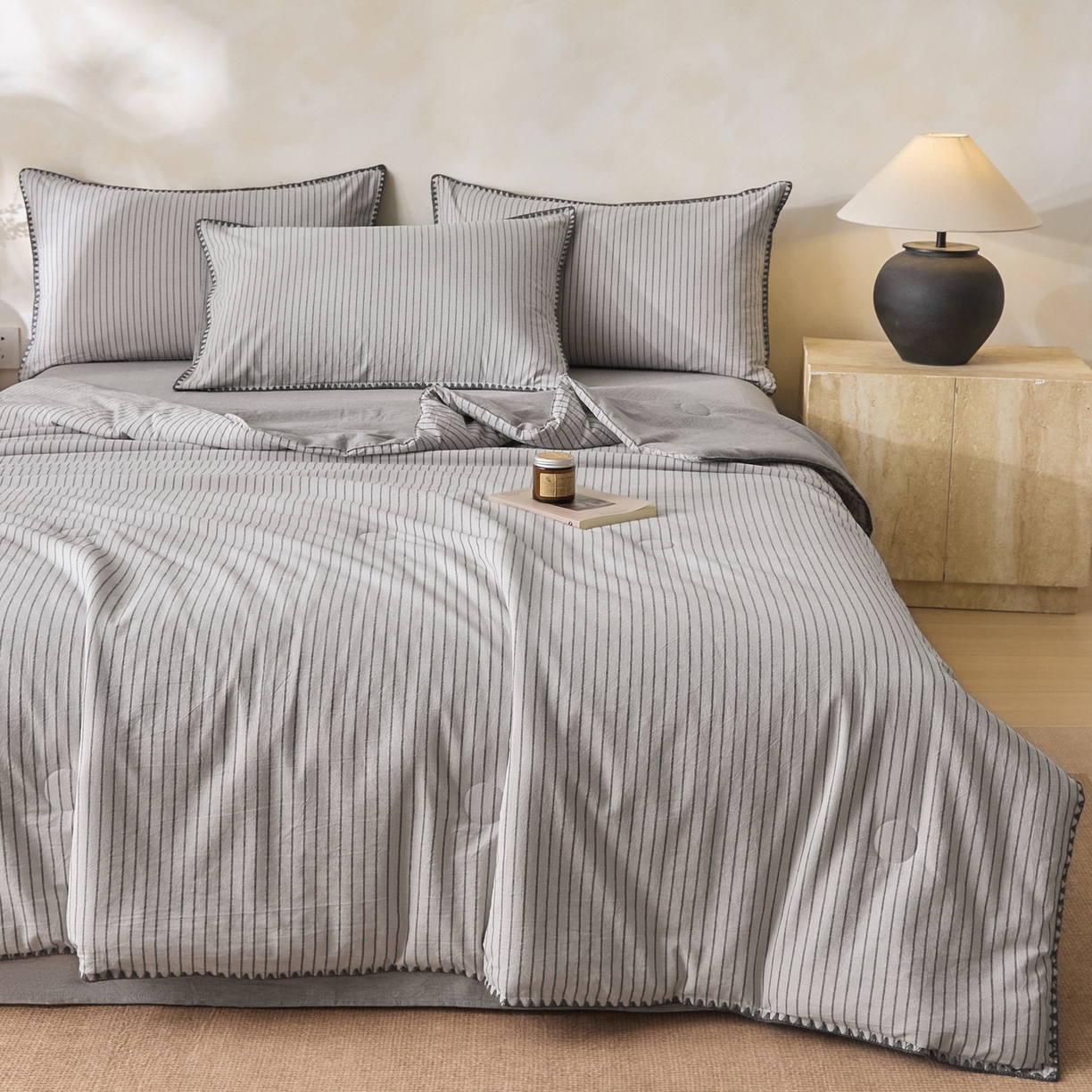 91家纺网 家纺一手货源 找家纺 如一 2026新款全棉色织水洗棉条纹三角针夏被四件套 晴空灰