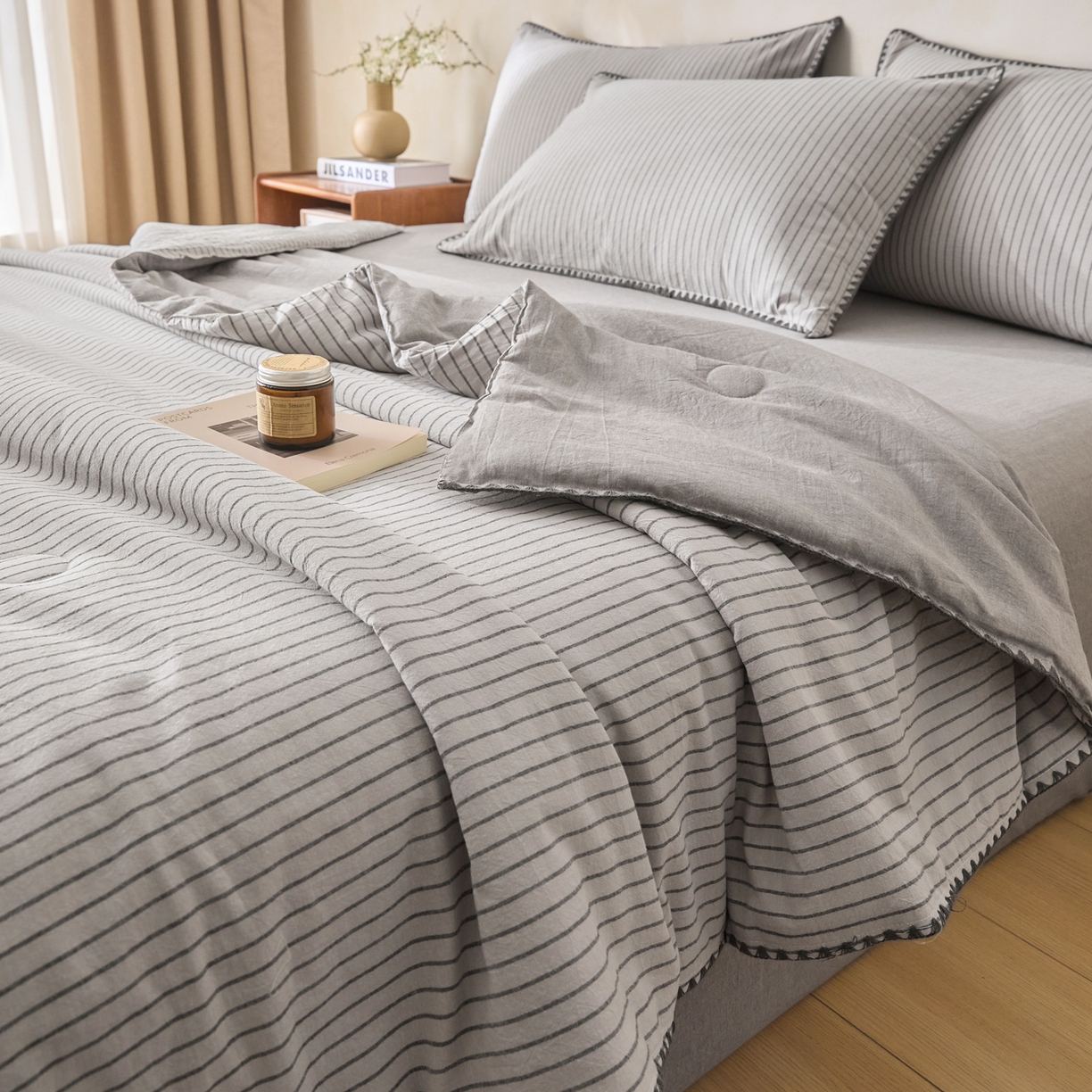 91家纺网 家纺一手货源 找家纺 如一 2026新款全棉色织水洗棉条纹三角针夏被四件套 晴空灰