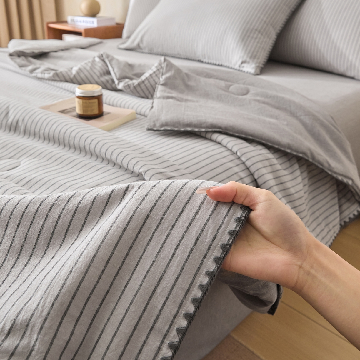 91家纺网 家纺一手货源 找家纺 如一 2026新款全棉色织水洗棉条纹三角针夏被四件套 晴空灰