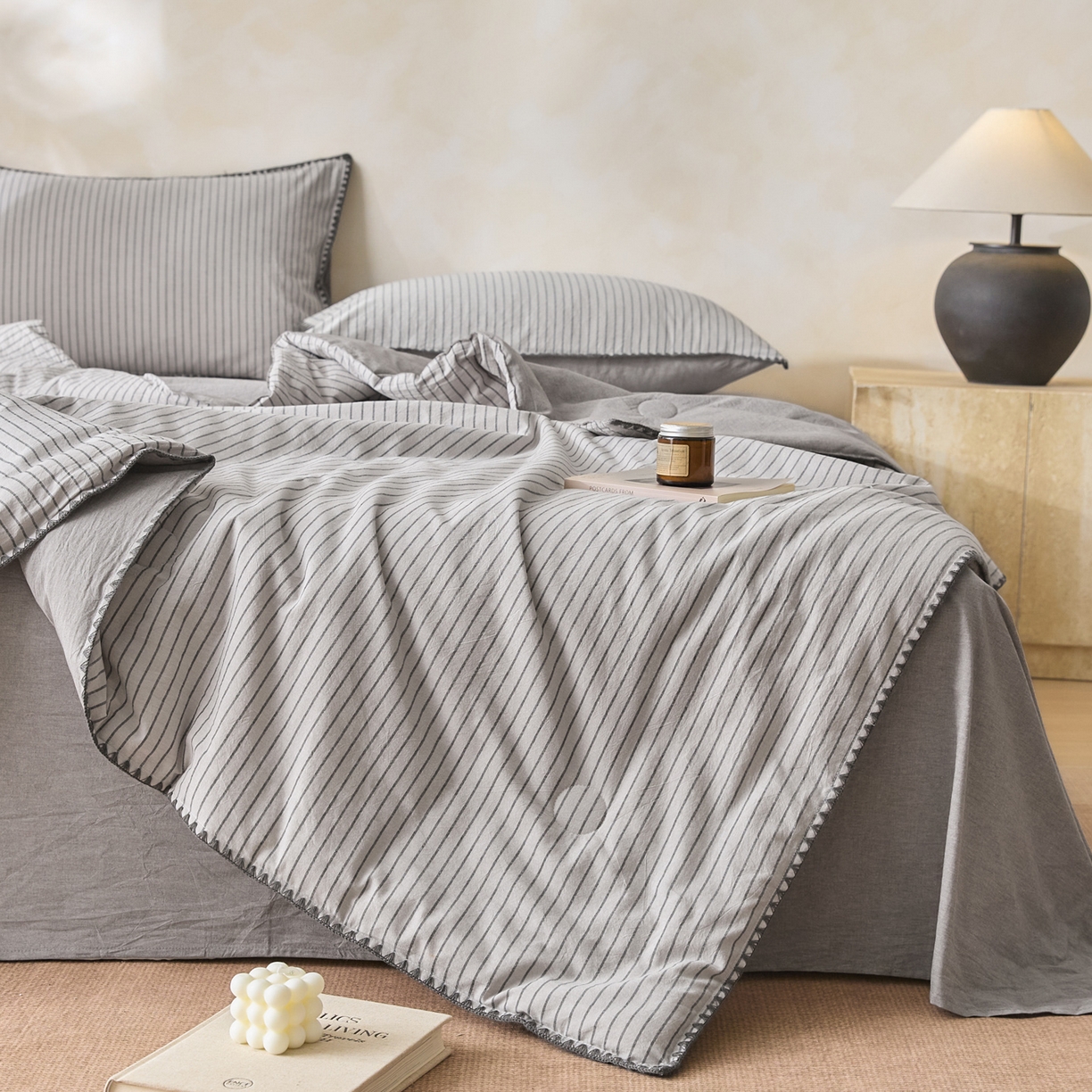 91家纺网 家纺一手货源 找家纺 如一 2026新款全棉色织水洗棉条纹三角针夏被四件套 晴空灰
