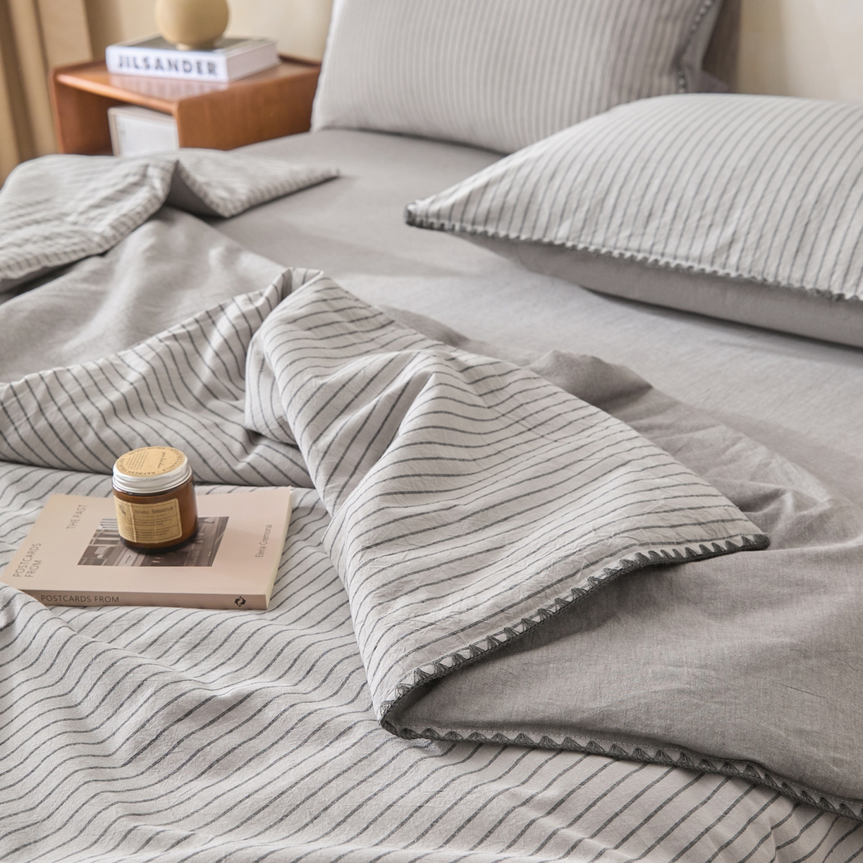 91家纺网 家纺一手货源 找家纺 如一 2026新款全棉色织水洗棉条纹三角针夏被四件套 晴空灰