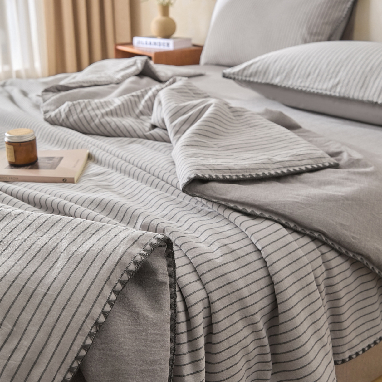 91家纺网 家纺一手货源 找家纺 如一 2026新款全棉色织水洗棉条纹三角针夏被四件套 晴空灰