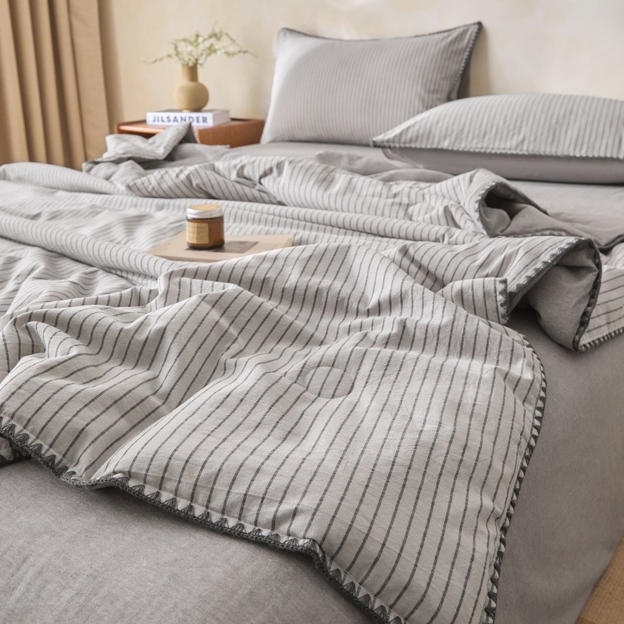 91家纺网 家纺一手货源 找家纺 如一 2026新款全棉色织水洗棉条纹三角针夏被四件套 晴空灰
