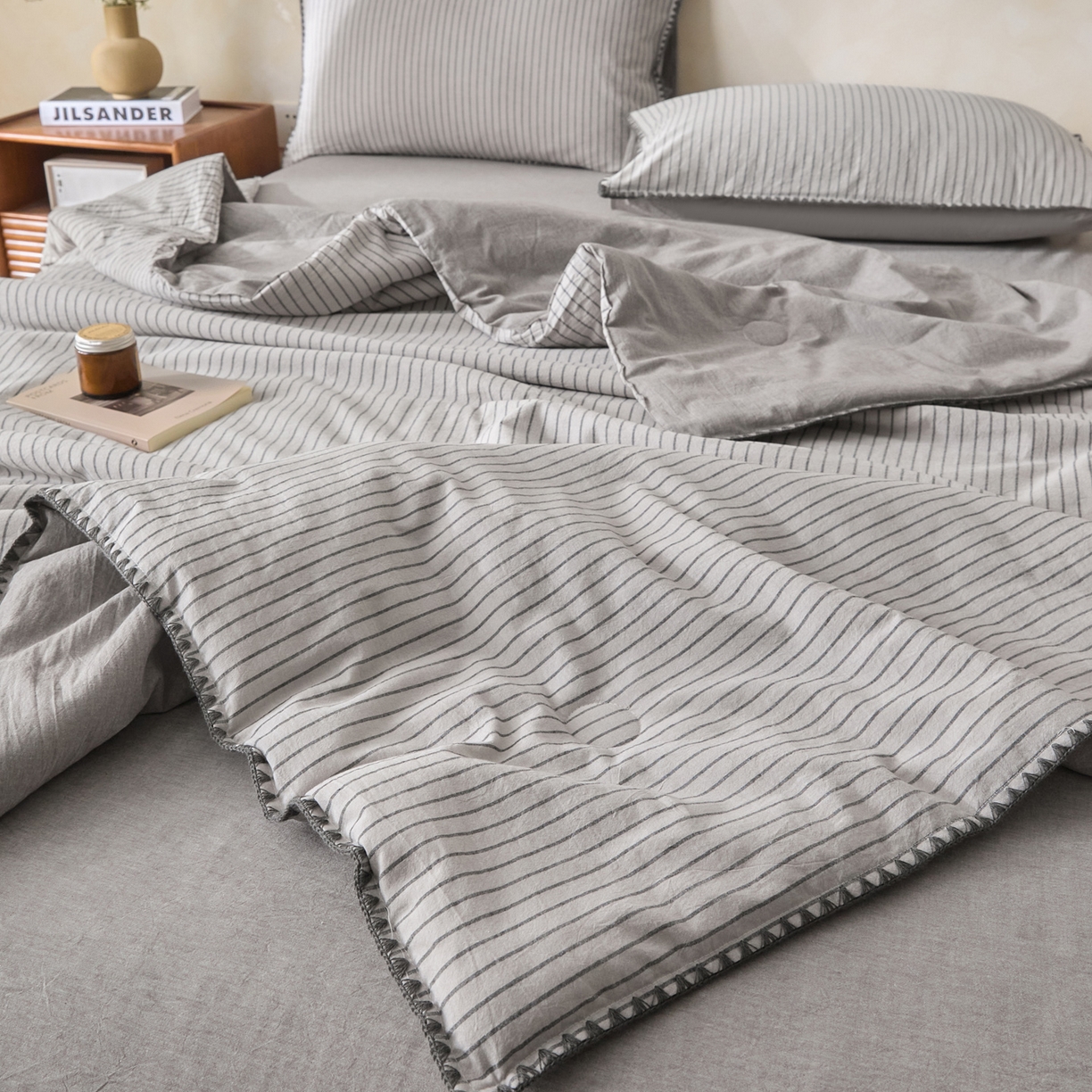 91家纺网 家纺一手货源 找家纺 如一 2026新款全棉色织水洗棉条纹三角针夏被四件套 晴空灰