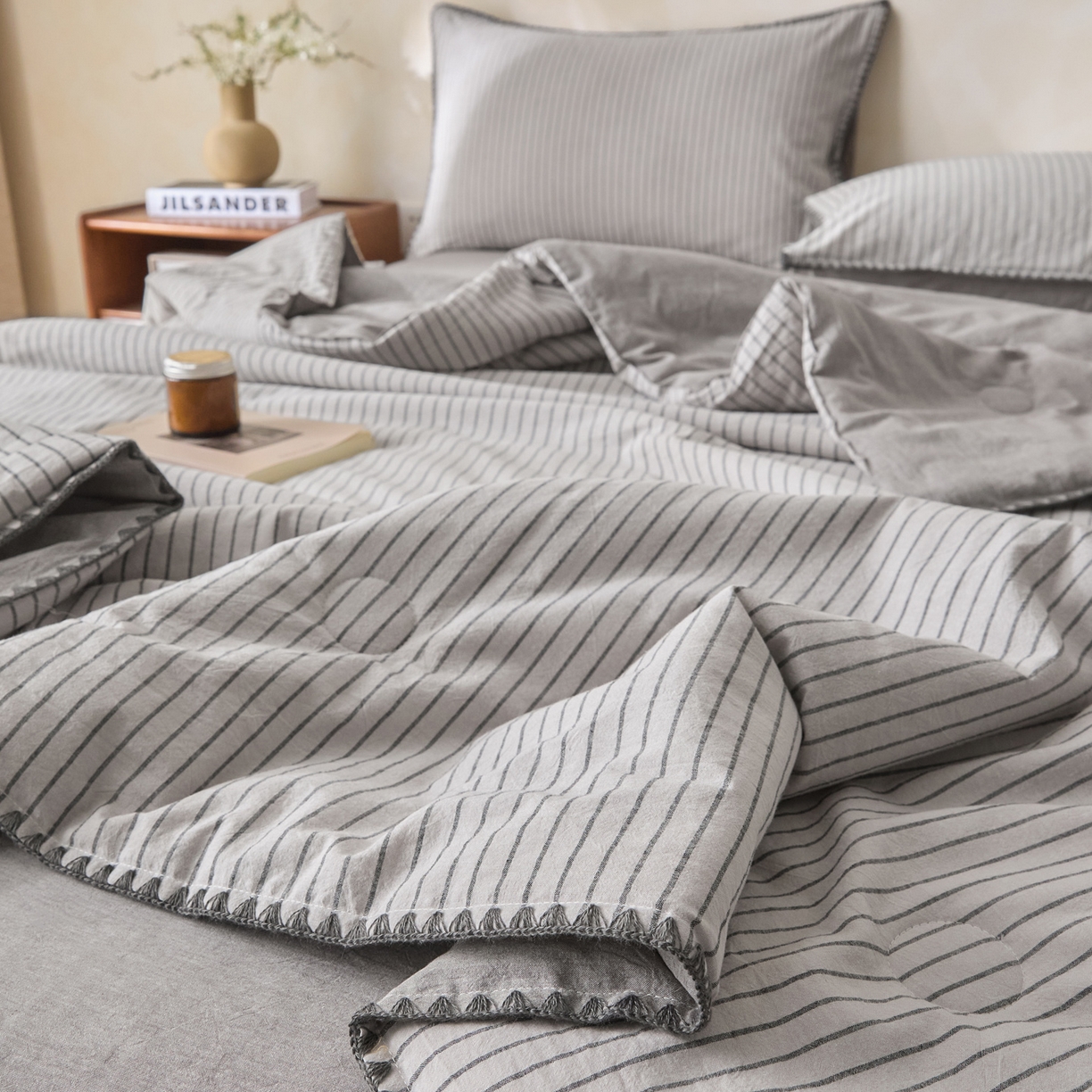 91家纺网 家纺一手货源 找家纺 如一 2026新款全棉色织水洗棉条纹三角针夏被四件套 晴空灰