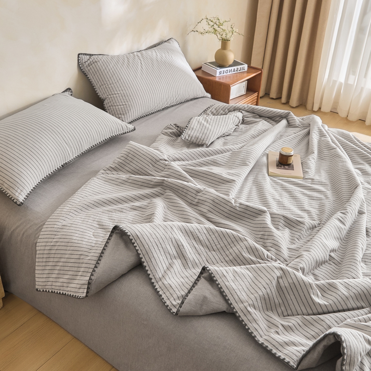 91家纺网 家纺一手货源 找家纺 如一 2026新款全棉色织水洗棉条纹三角针夏被四件套 晴空灰