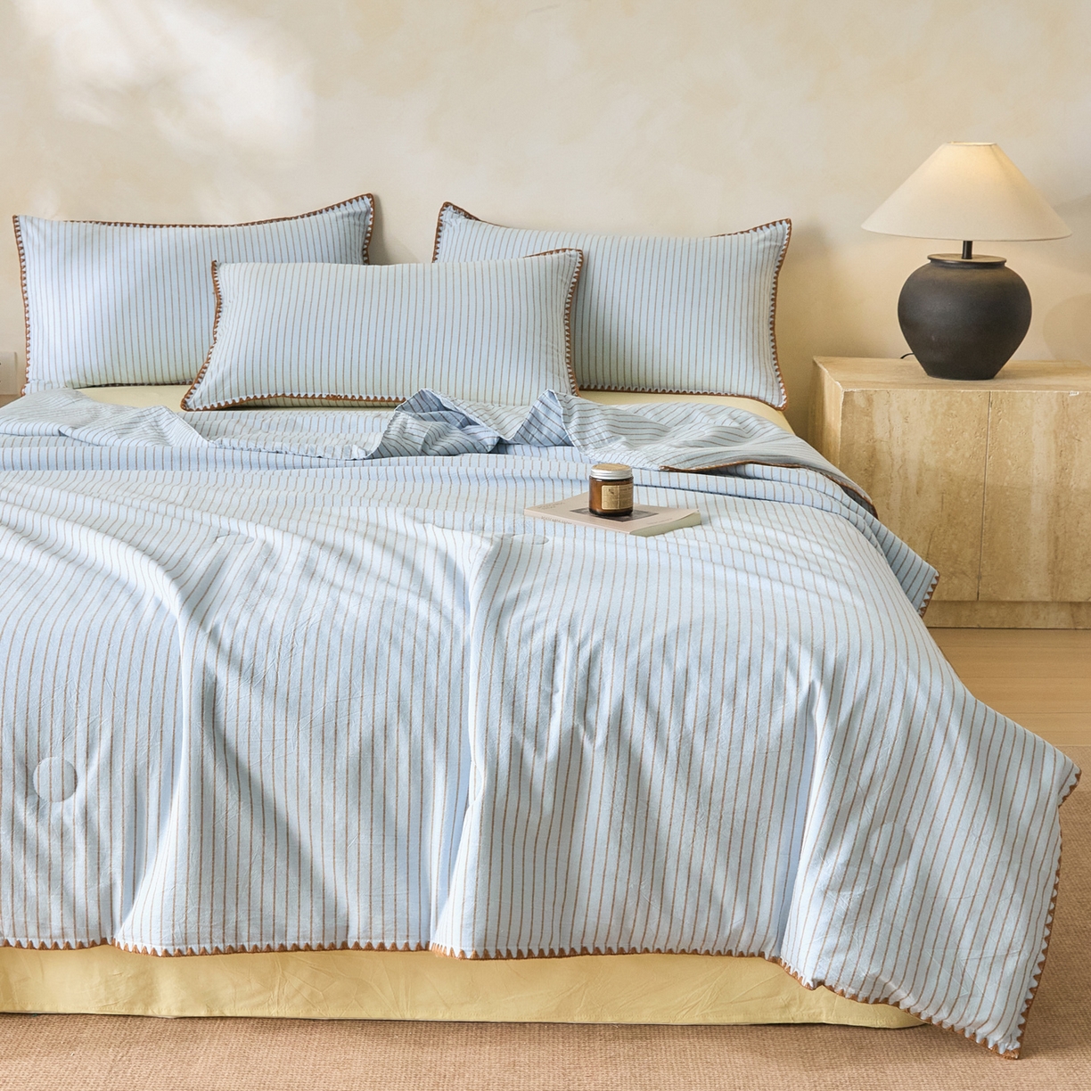 91家纺网 家纺一手货源 找家纺 如一 2026新款全棉色织水洗棉条纹三角针夏被四件套 晴空蓝