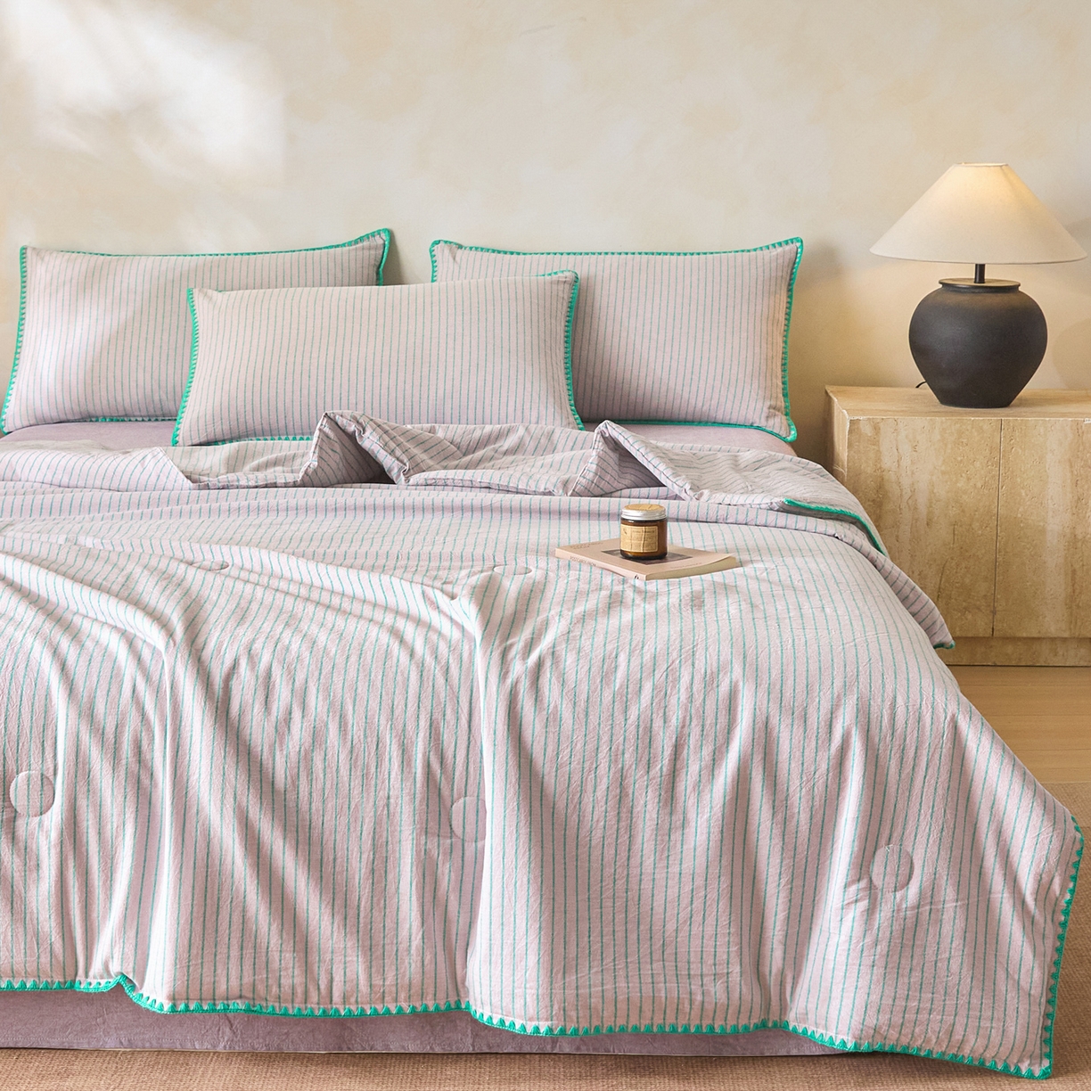 91家纺网 家纺一手货源 找家纺 如一 2026新款全棉色织水洗棉条纹三角针夏被四件套 晴空紫