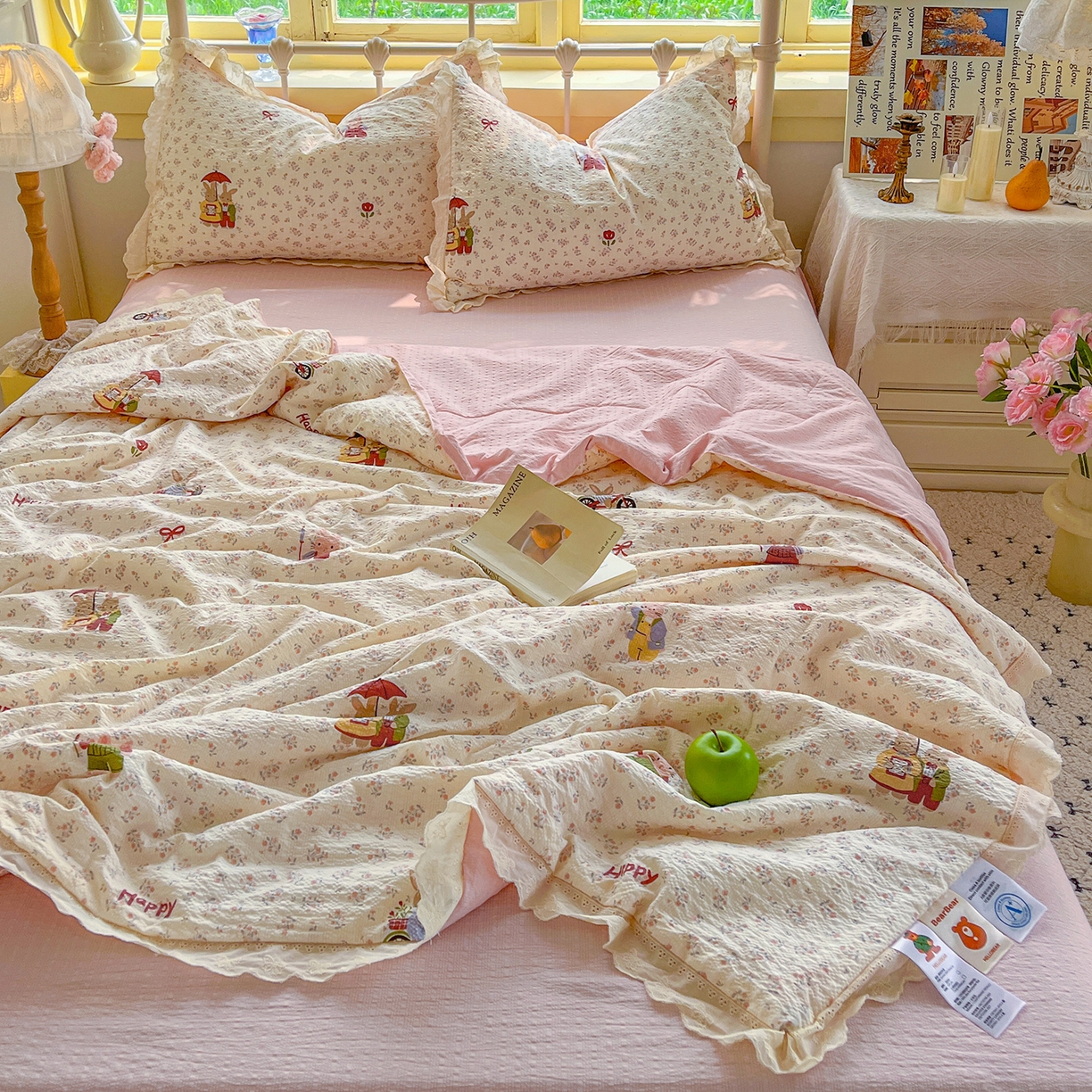 91家纺网 家纺一手货源 找家纺 （总）金梦拉家纺 2026新款全棉花边系列泡芙纱泡泡纱夏被夏凉被空调被四件套,躲雨小兔,粉蓝KT,格格心动,花漾浅梦,木马小花团,浅蓝花照,青草録,柔韵粉樱,甜甜樱桃,雾蓝粉黛,小紫花免,紫色木马