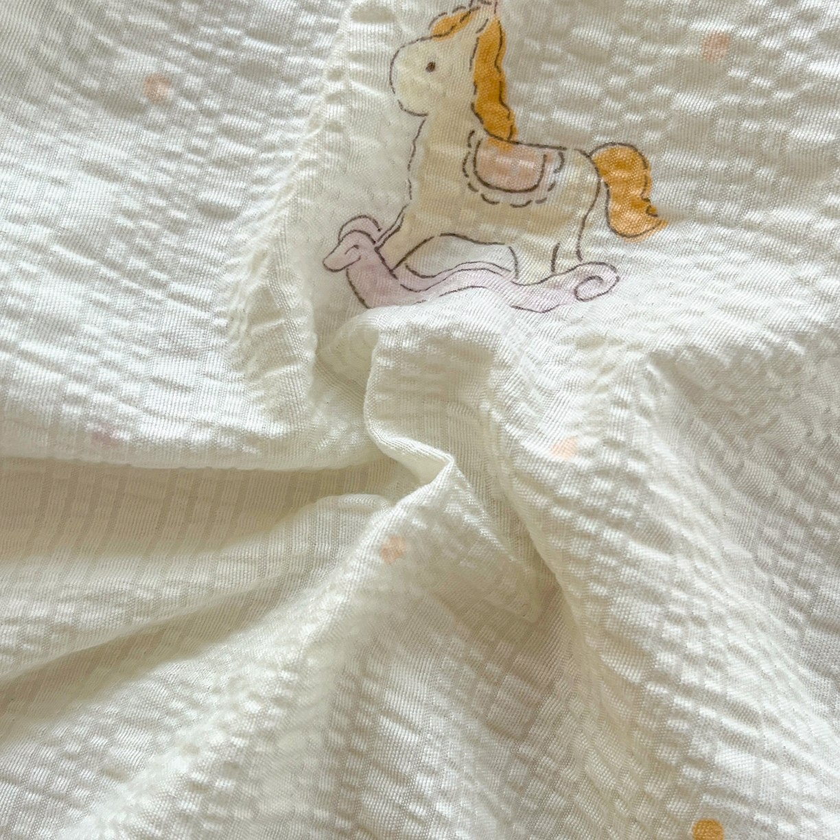 91家纺网 家纺一手货源 找家纺 金梦拉家纺 2026新款全棉花边系列泡芙纱泡泡纱夏被夏凉被空调被四件套 紫色木马