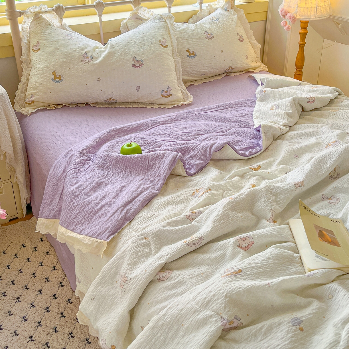 91家纺网 家纺一手货源 找家纺 金梦拉家纺 2026新款全棉花边系列泡芙纱泡泡纱夏被夏凉被空调被四件套 紫色木马