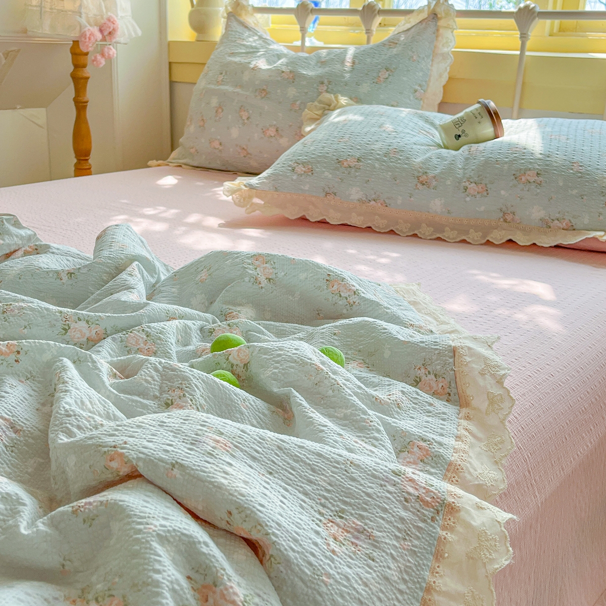 91家纺网 家纺一手货源 找家纺 金梦拉家纺 2026新款全棉花边系列泡芙纱泡泡纱夏被夏凉被空调被四件套 雾蓝粉黛