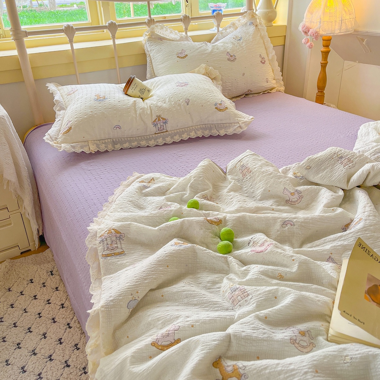 91家纺网 家纺一手货源 找家纺 金梦拉家纺 2026新款全棉花边系列泡芙纱泡泡纱夏被夏凉被空调被四件套 紫色木马