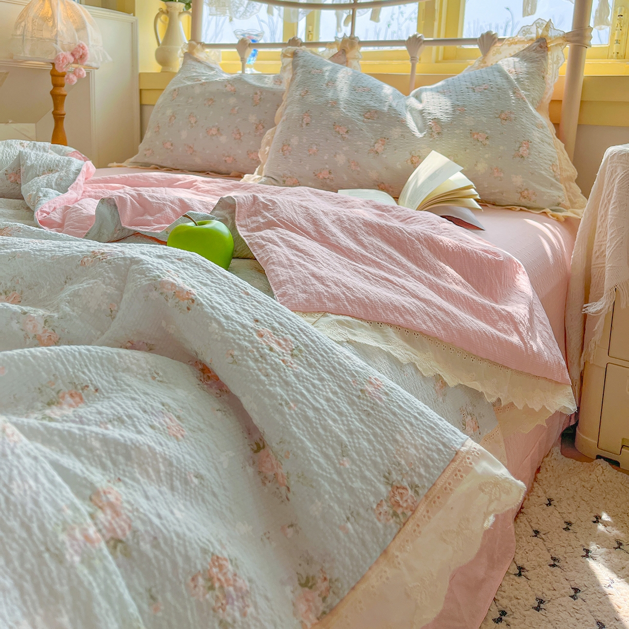 91家纺网 家纺一手货源 找家纺 金梦拉家纺 2026新款全棉花边系列泡芙纱泡泡纱夏被夏凉被空调被四件套 雾蓝粉黛