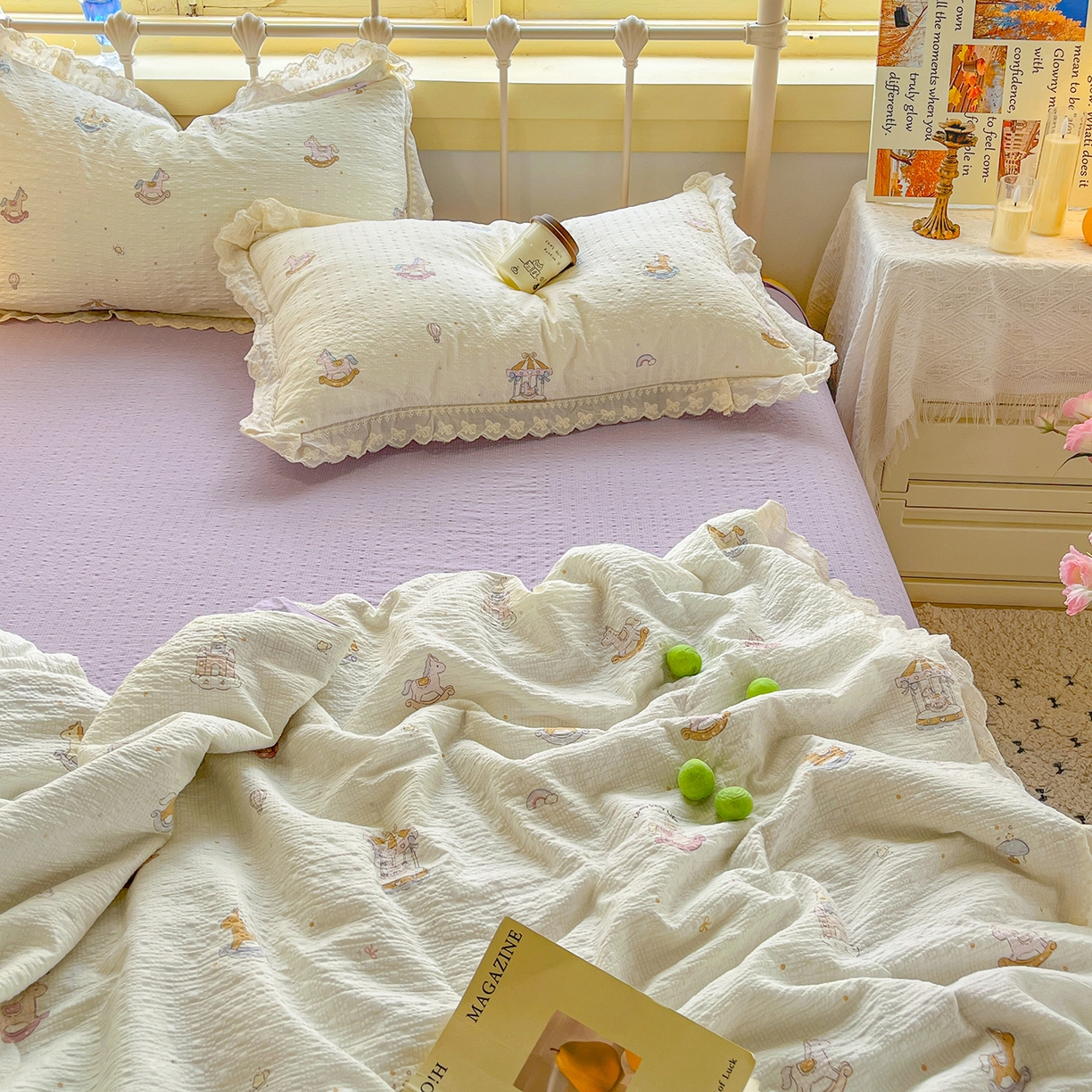 91家纺网 家纺一手货源 找家纺 金梦拉家纺 2026新款全棉花边系列泡芙纱泡泡纱夏被夏凉被空调被四件套 紫色木马