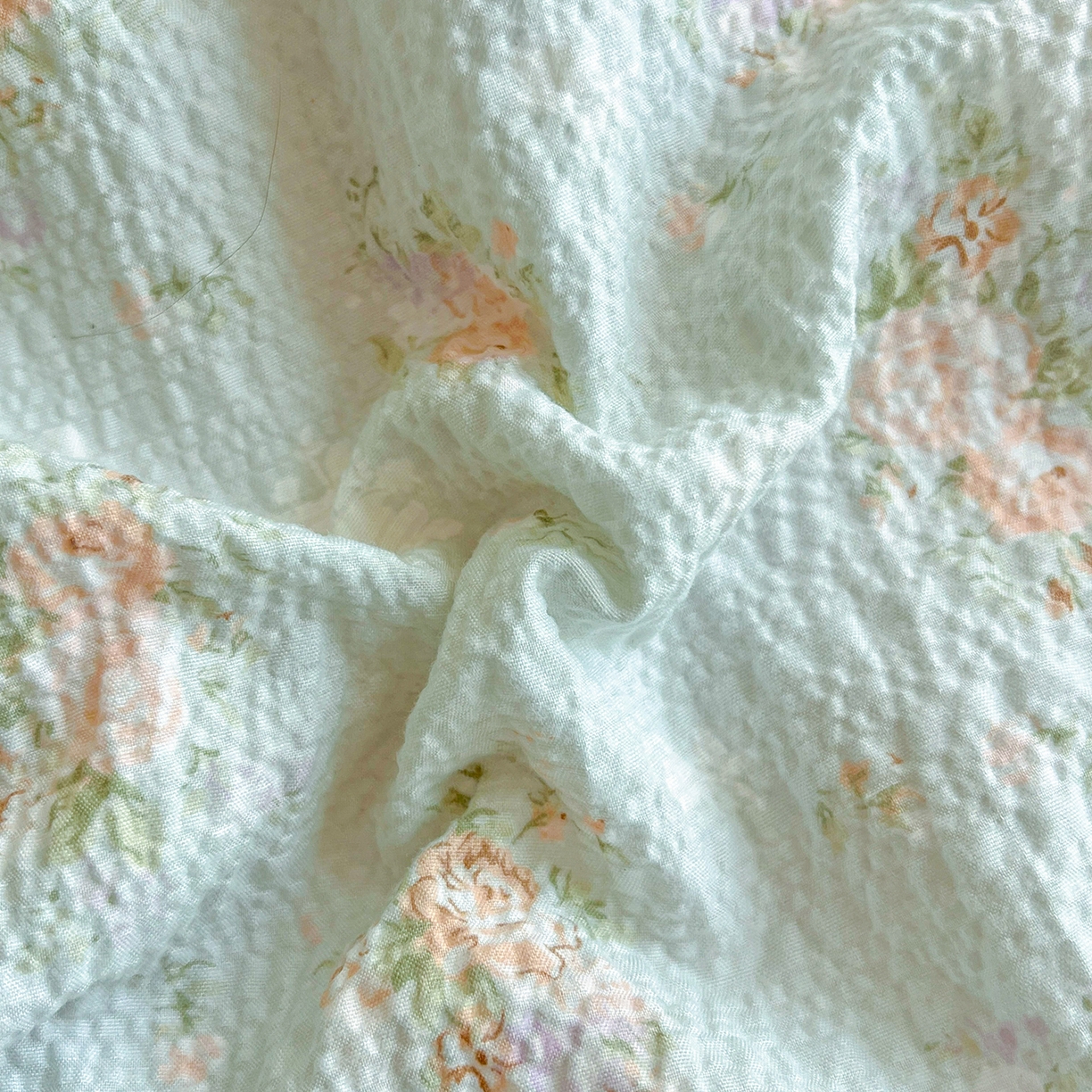 91家纺网 家纺一手货源 找家纺 金梦拉家纺 2026新款全棉花边系列泡芙纱泡泡纱夏被夏凉被空调被四件套 雾蓝粉黛