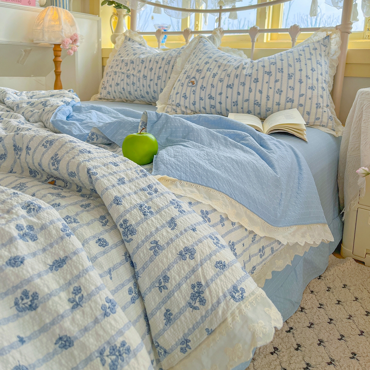 91家纺网 家纺一手货源 找家纺 金梦拉家纺 2026新款全棉花边系列泡芙纱泡泡纱夏被夏凉被空调被四件套 浅蓝花照