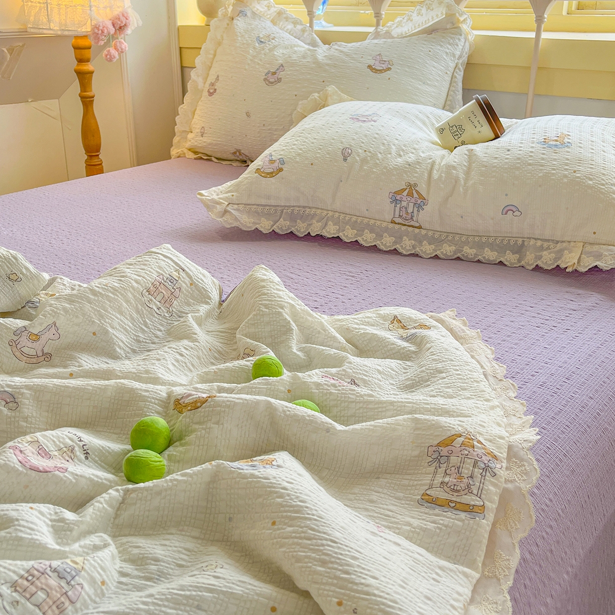 91家纺网 家纺一手货源 找家纺 金梦拉家纺 2026新款全棉花边系列泡芙纱泡泡纱夏被夏凉被空调被四件套 紫色木马