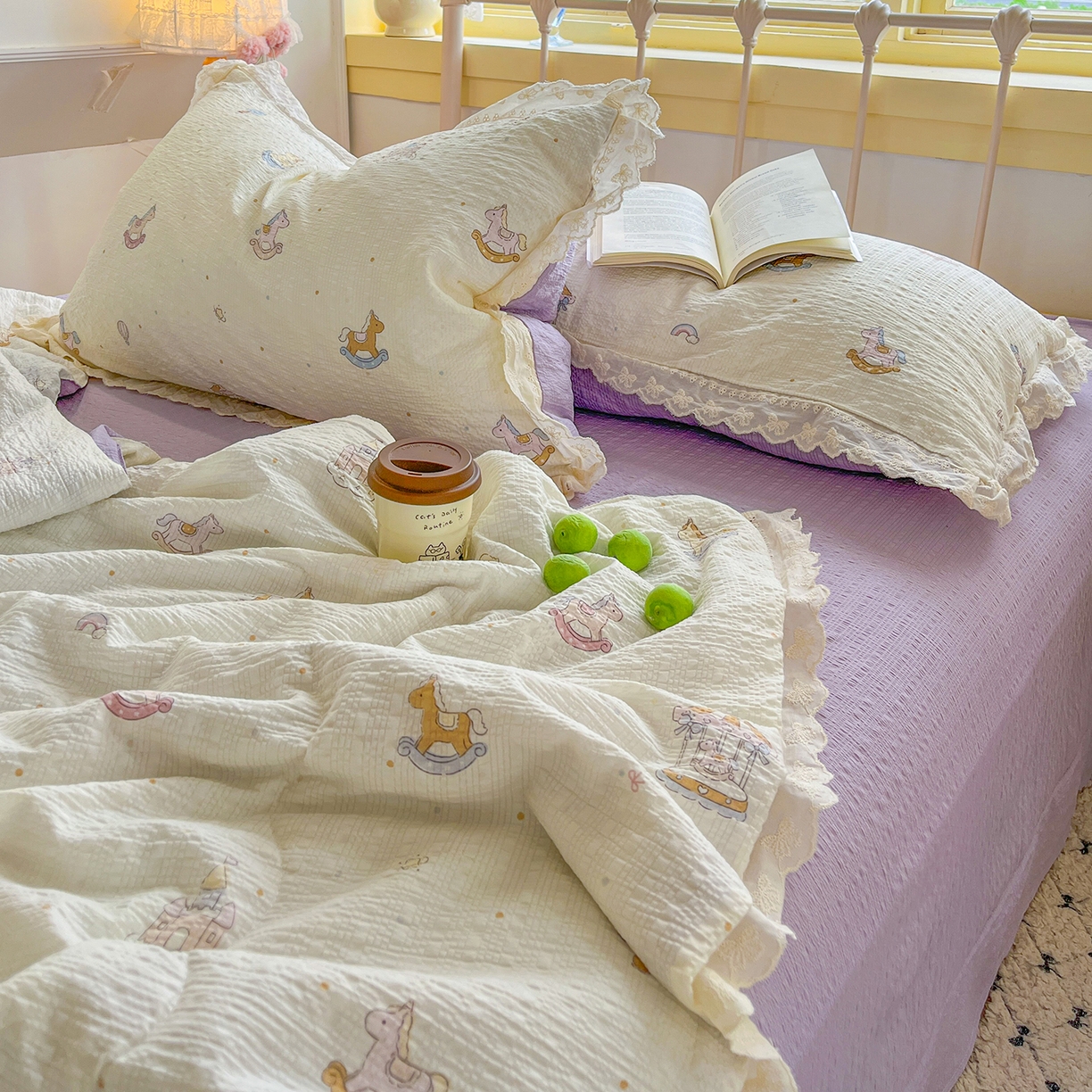 91家纺网 家纺一手货源 找家纺 金梦拉家纺 2026新款全棉花边系列泡芙纱泡泡纱夏被夏凉被空调被四件套 紫色木马