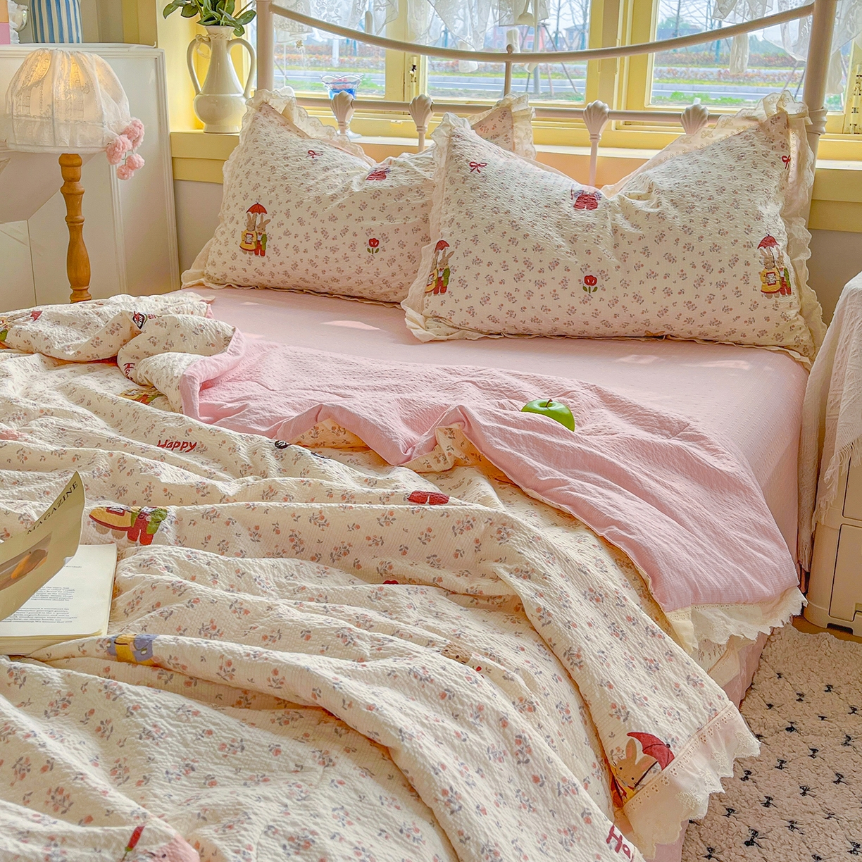 91家纺网 家纺一手货源 找家纺 金梦拉家纺 2026新款全棉花边系列泡芙纱泡泡纱夏被夏凉被空调被四件套 躲雨小兔