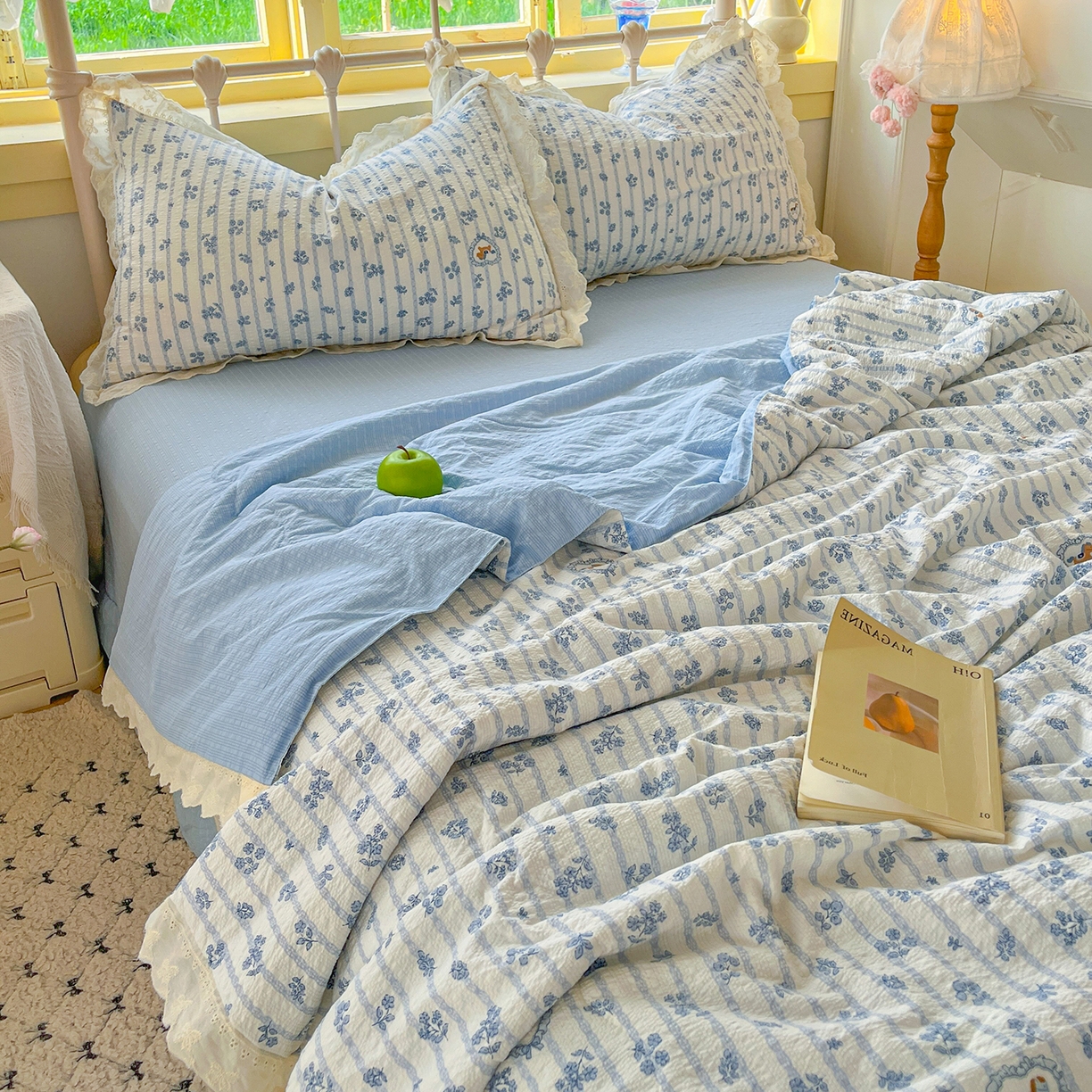 91家纺网 家纺一手货源 找家纺 金梦拉家纺 2026新款全棉花边系列泡芙纱泡泡纱夏被夏凉被空调被四件套 浅蓝花照